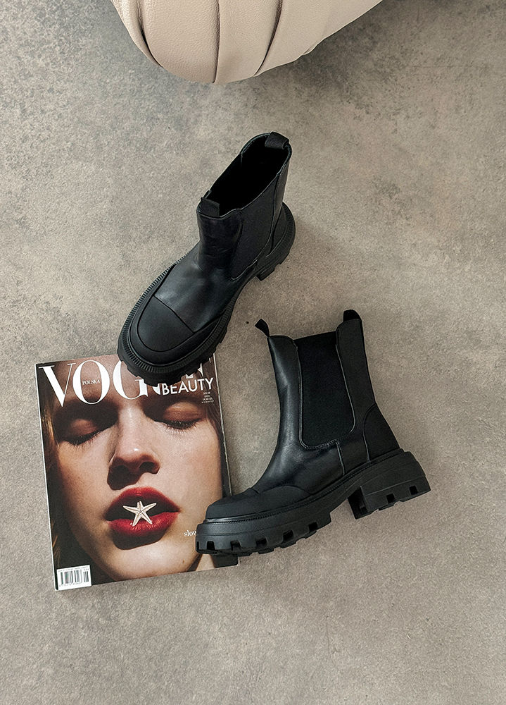 Черевики жіночі шкіряні чорні з резинкою 8240-28