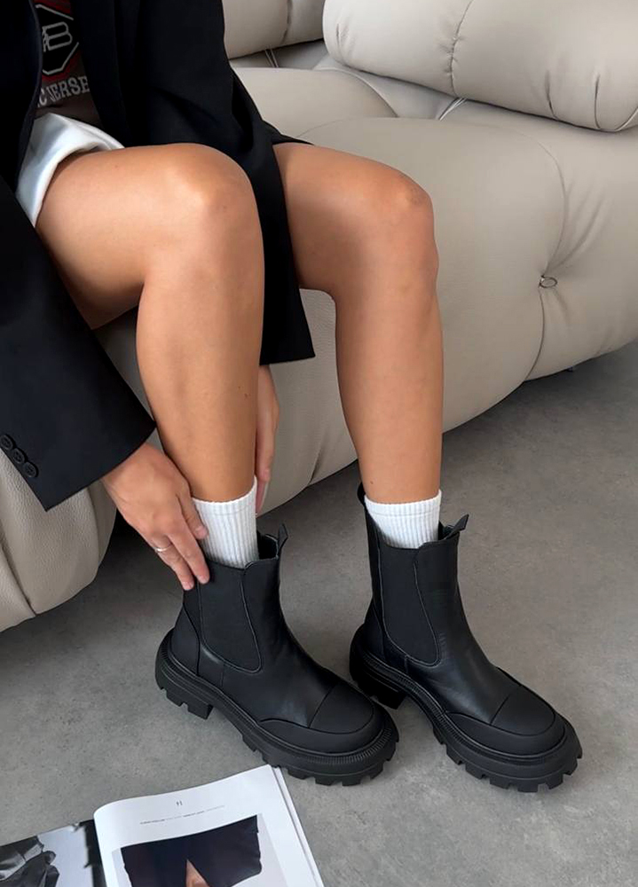Черевики жіночі шкіряні чорні з резинкою 8240-28