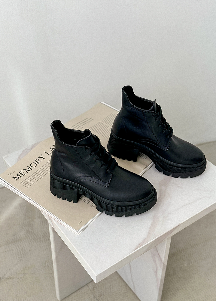 Черевики жіночі шкіряні чорні на підборах 8210-28