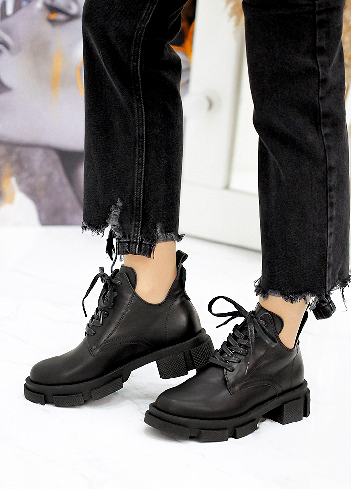 Ботинки короткие женские кожаные черные 8055-28