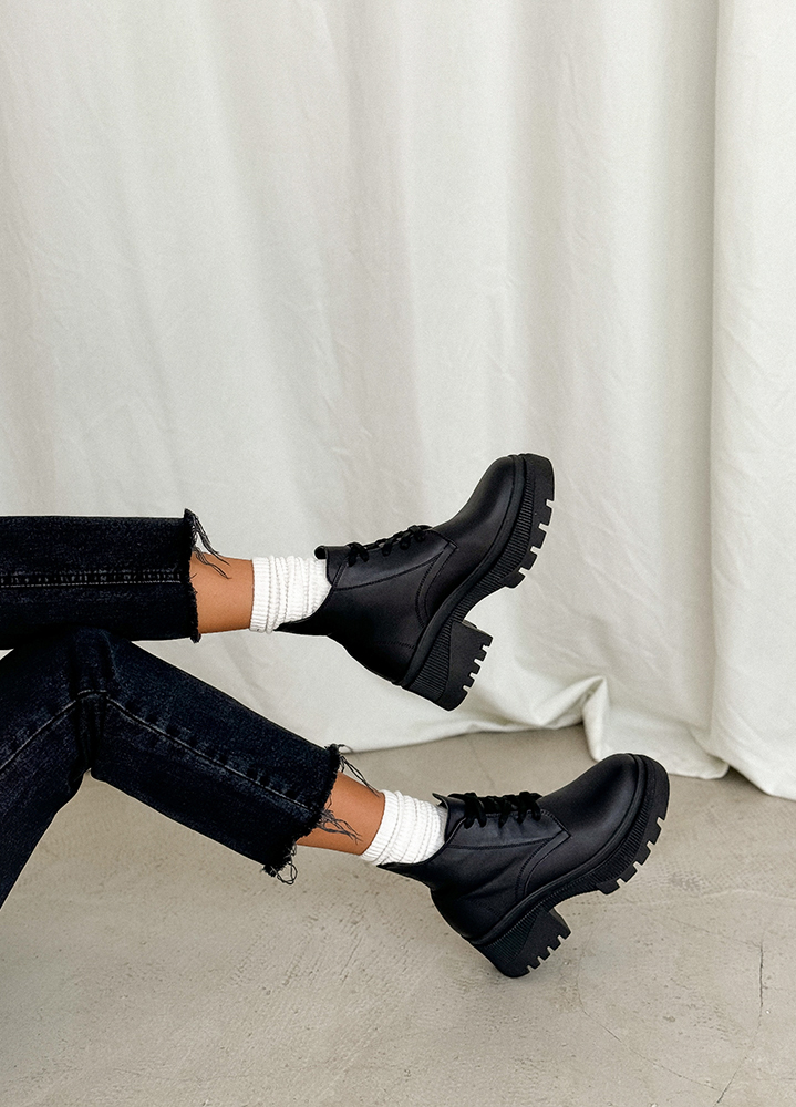 Черевики жіночі шкіряні чорні на підборах 8210-28