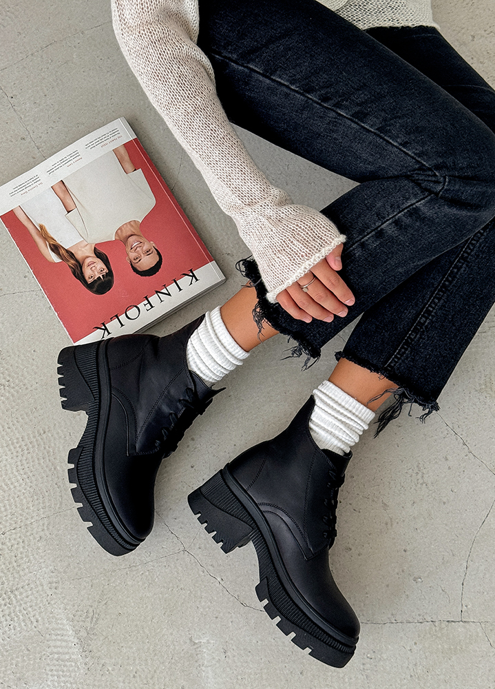 Черевики жіночі шкіряні чорні на підборах 8210-28