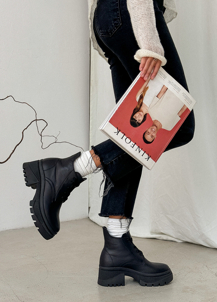 Черевики жіночі шкіряні чорні на підборах 8210-28