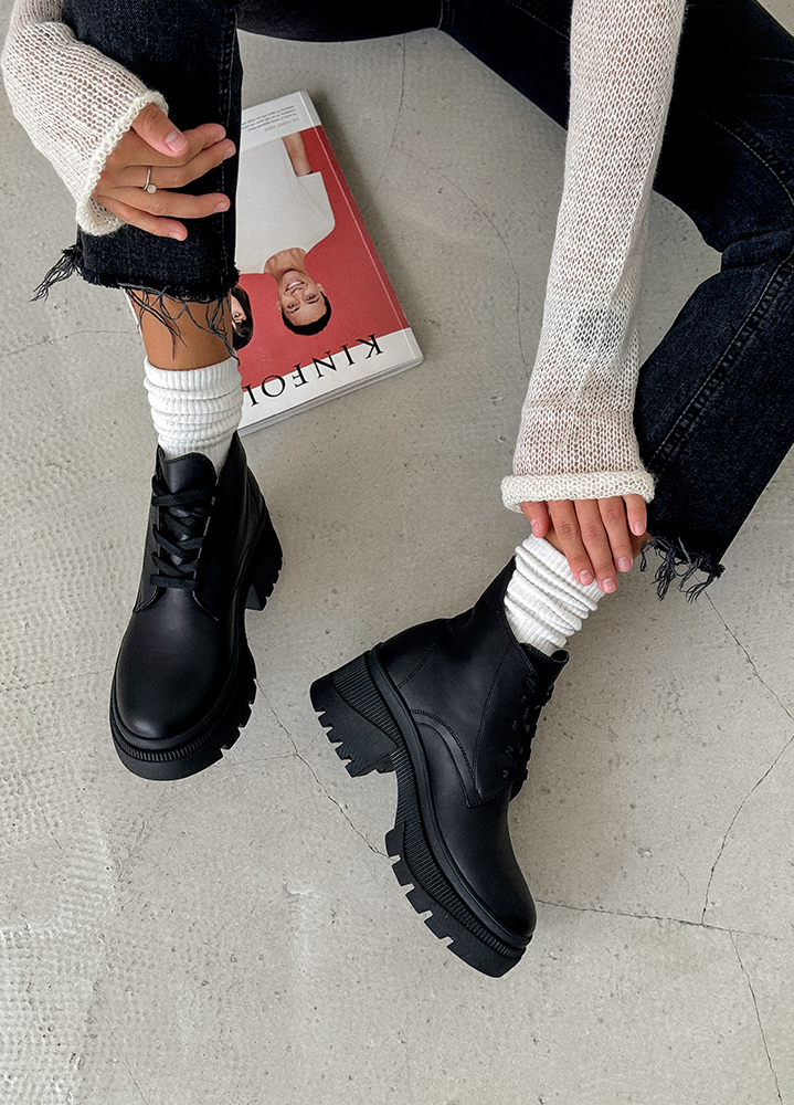 Черевики жіночі шкіряні чорні на підборах 8210-28