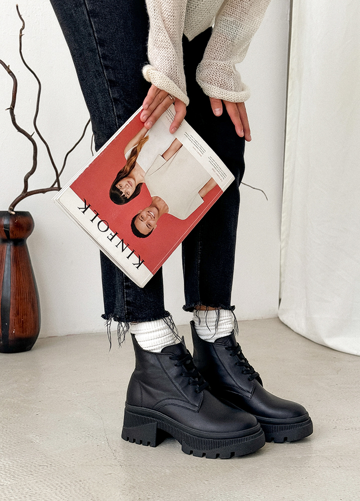 Черевики жіночі шкіряні чорні на підборах 8210-28