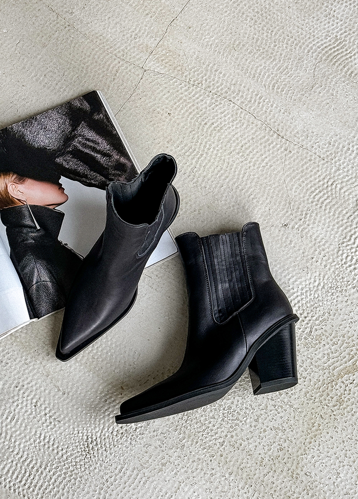 Ботинки казаки женские кожаные черные 8250-28