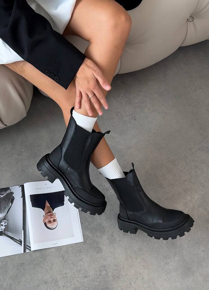 Черевики жіночі шкіряні чорні з резинкою 8240-28