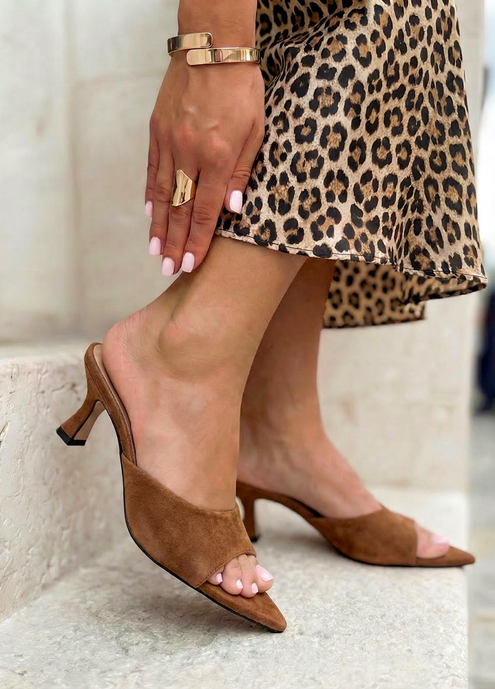 Шльопанці мюлі на маленькому підборі коричнева замша 8609-28