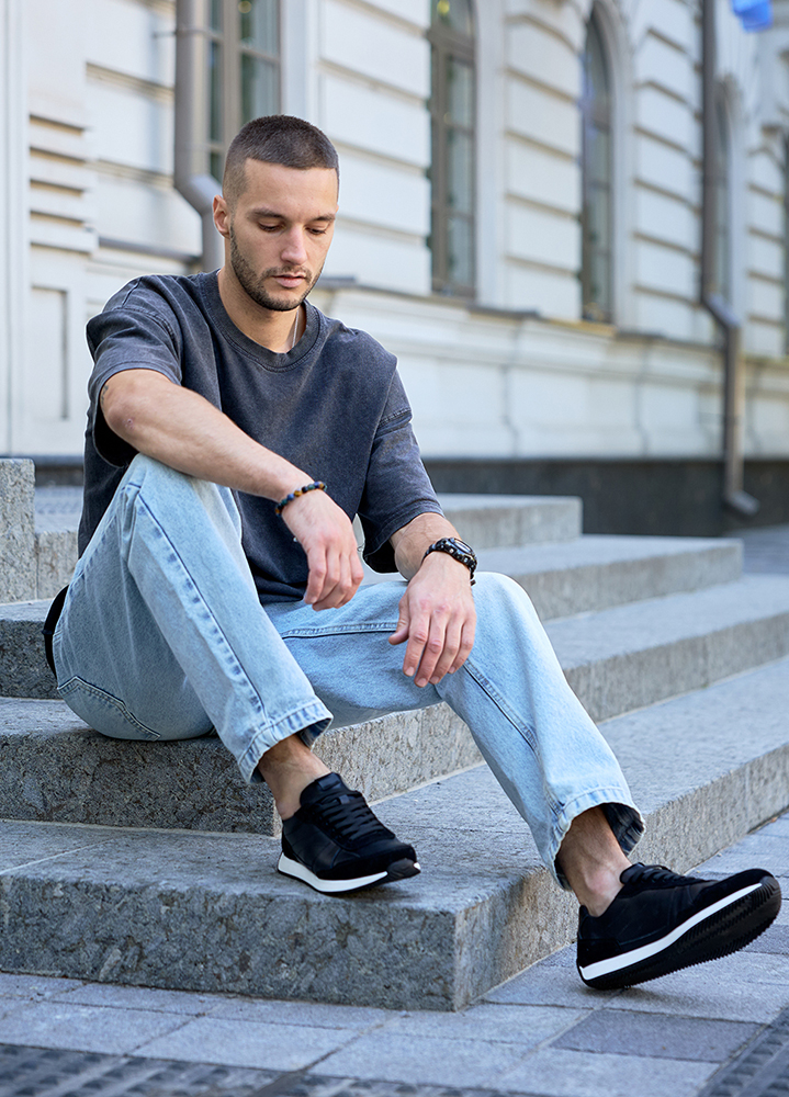 Кросівки чоловічі шкіряні чорні 8520-28