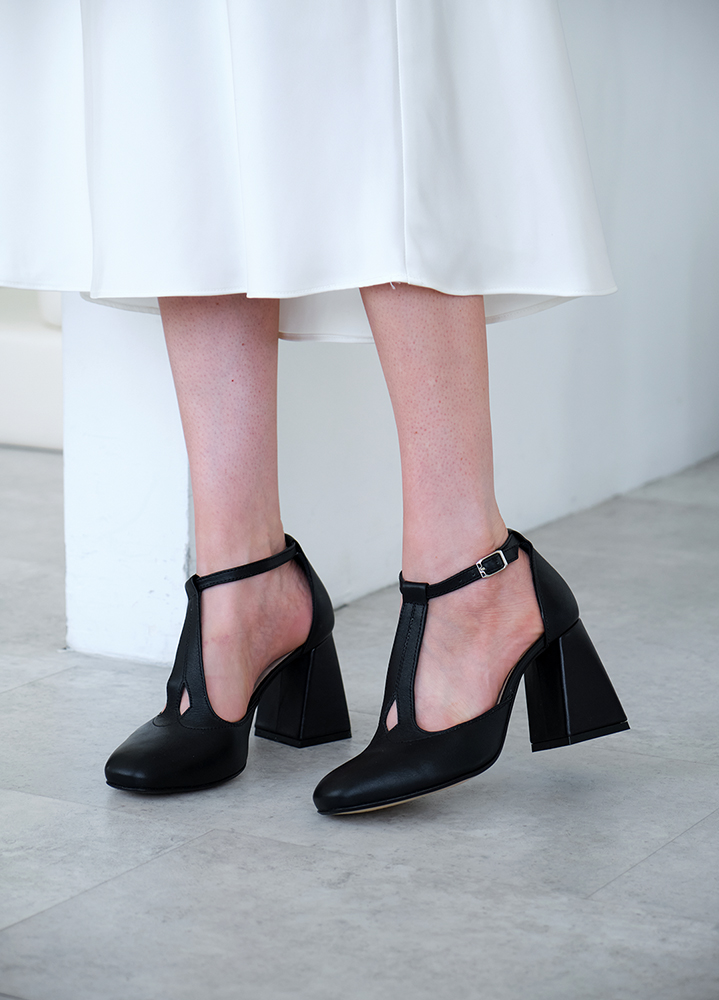 Туфлі жіночі шкіряні чорні на підборах 8481-28