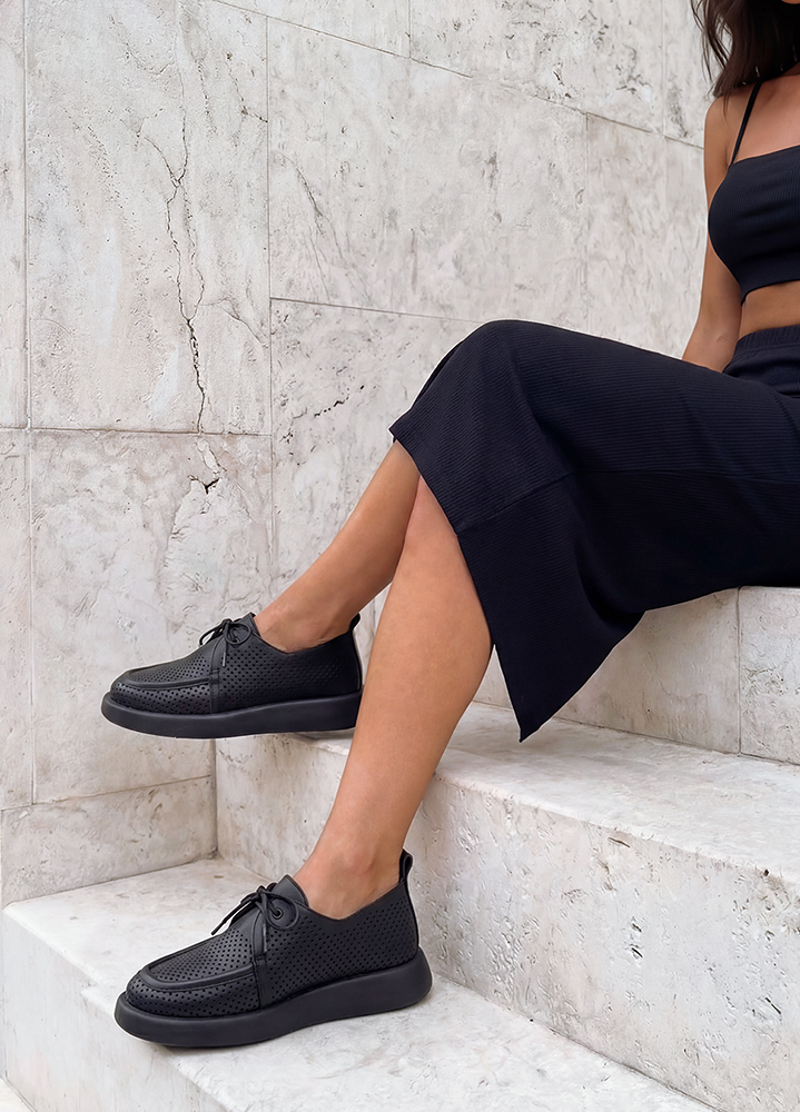 Туфлі жіночі літні шкіряні чорні з перфорацією 8625-28