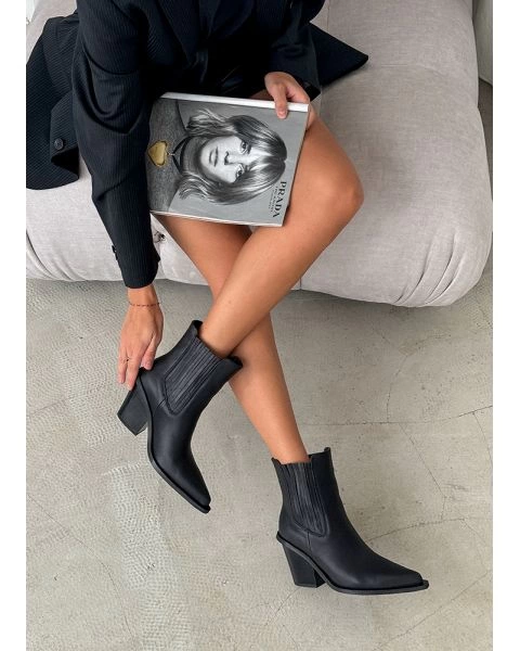 Черевики козаки жіночі шкіряні чорні 8250-28